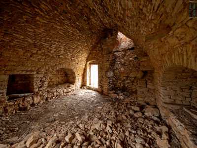 L'interno dell'immobile, completamente spoglio, presenta delle fessure ricavate per catturare un po' di luce esterna